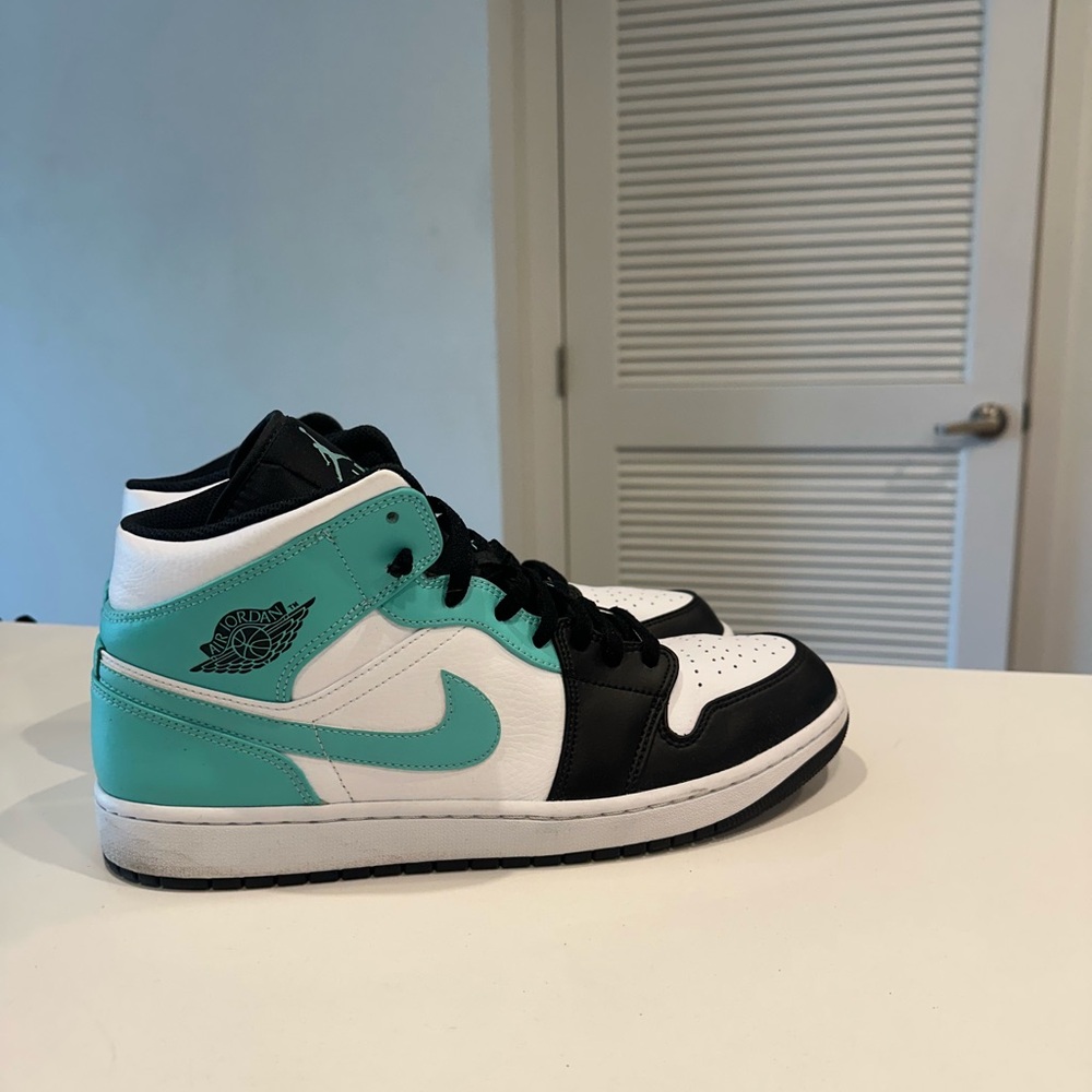 Jordan 1 mid ( Igloo)